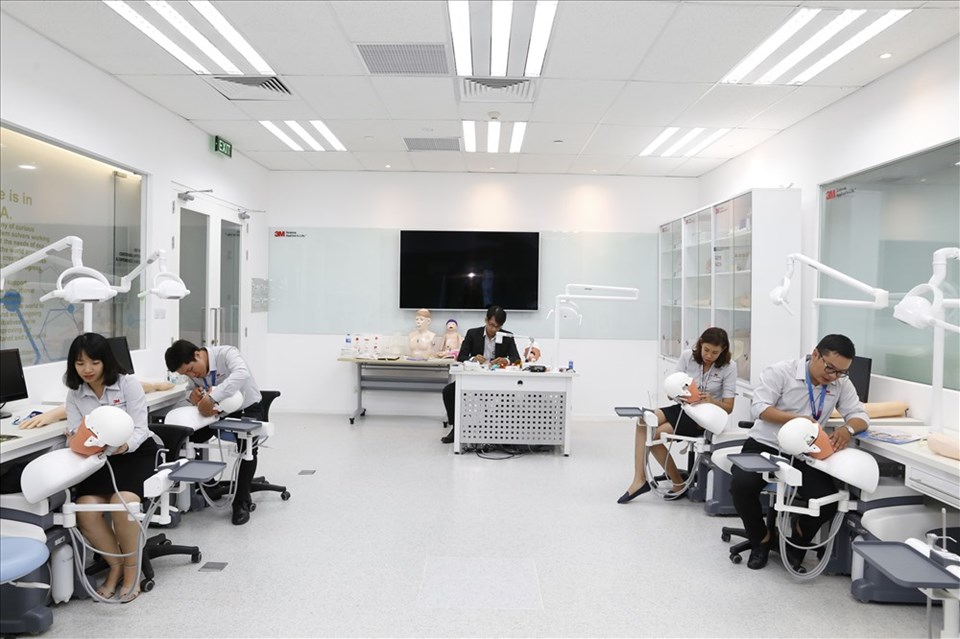 Tại Trung tâm thực hành kỹ năng y tế 3M. Ảnh: C.H Tại Trung tâm thực hành kỹ năng y tế 3M. Ảnh: C.H