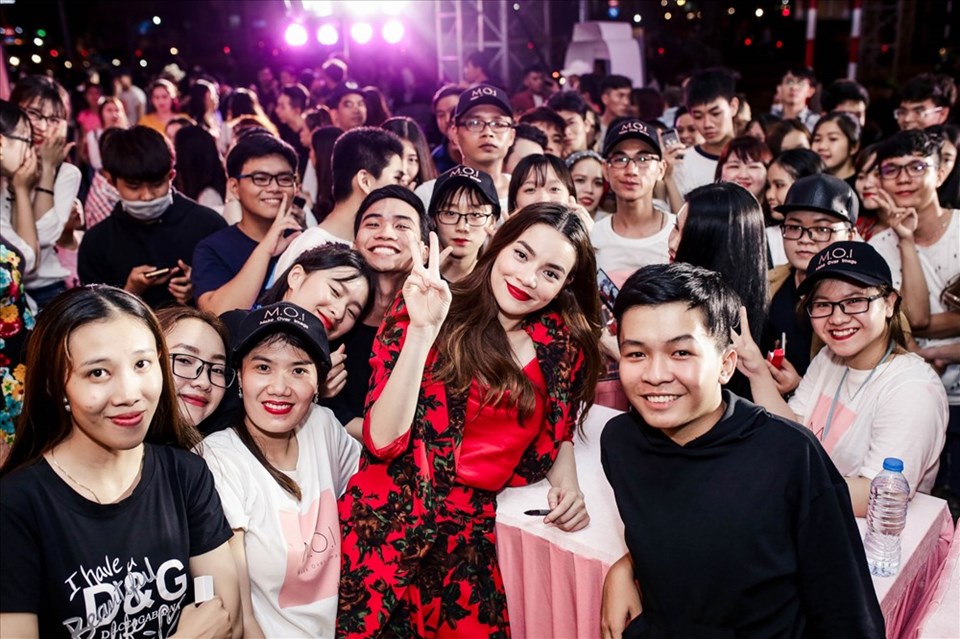 Hồ Ngọc Hà cùng fan hâm mộ Cần Thơ Hồ Ngọc Hà cùng fan hâm mộ Cần Thơ
