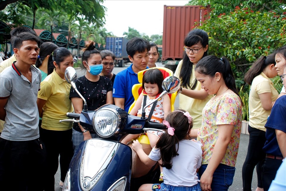 Tặng ghế ngồi xe máy cho con công nhân Cty Trường Lợi. Tặng ghế ngồi xe máy cho con công nhân Cty Trường Lợi.