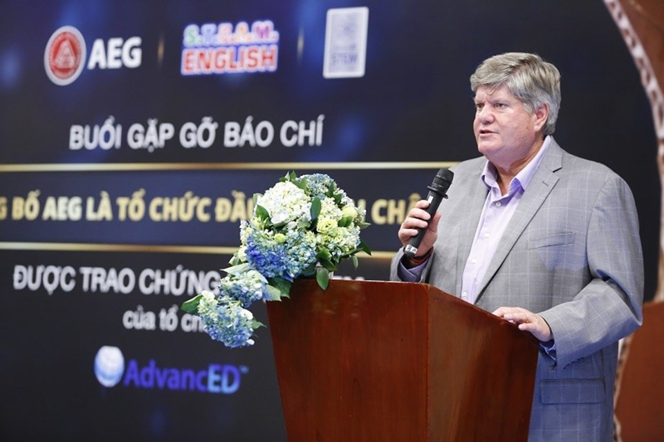 Ông Richard Sherwood - Chủ tịch AEG phát biểu về việc AEG vinh dự được trao chứng nhận STEM của tổ chức AdvancED. Ông Richard Sherwood - Chủ tịch AEG phát biểu về việc AEG vinh dự được trao chứng nhận STEM của tổ chức AdvancED.