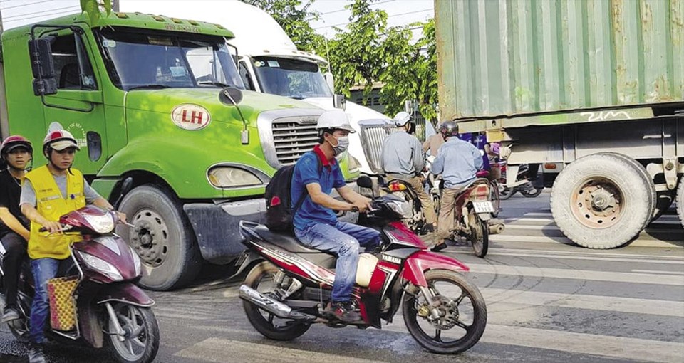 Tình trạng kẹt xe thường xuyên xảy ra trên con đường chậm thi công nâng cấp mở rộng - Ảnh: ĐINH TRỌNG Tình trạng kẹt xe thường xuyên xảy ra trên con đường chậm thi công nâng cấp mở rộng - Ảnh: ĐINH TRỌNG