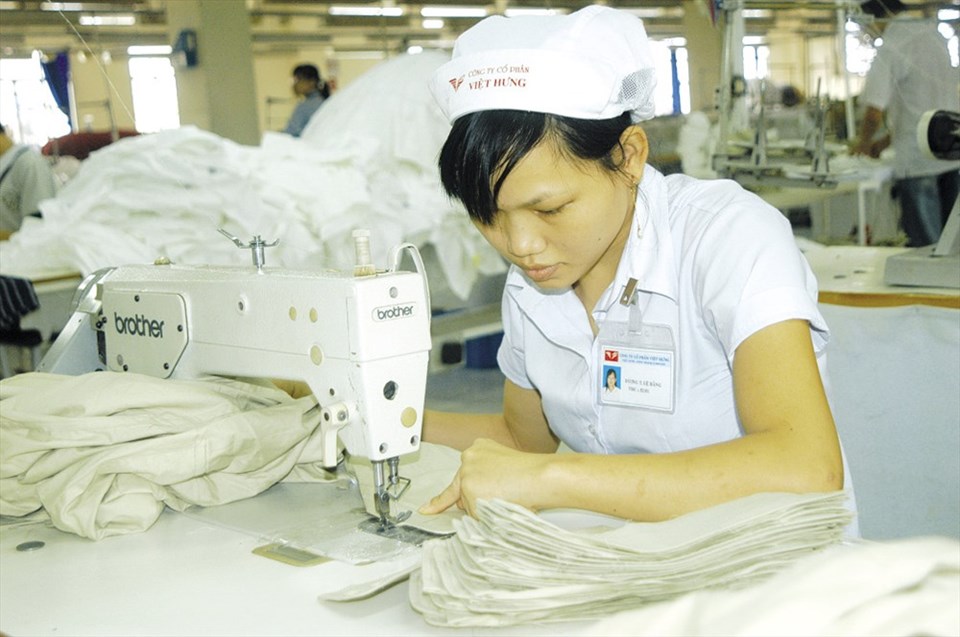 NLĐ phải bồi thường cho NSDLĐ nếu đơn phương chấm dứt HĐLĐ trái pháp luật. Ảnh: NAM DƯƠNG NLĐ phải bồi thường cho NSDLĐ nếu đơn phương chấm dứt HĐLĐ trái pháp luật. Ảnh: NAM DƯƠNG