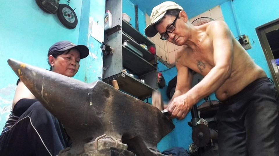 Dù không sinh ra trong một gia đình có truyền thống về nghề rèn, nhưng chính tình yêu, niềm say mê đã giúp ông Châu gắn bó suốt 34 năm qua. Dù không sinh ra trong một gia đình có truyền thống về nghề rèn, nhưng chính tình yêu, niềm say mê đã giúp ông Châu gắn bó suốt 34 năm qua.