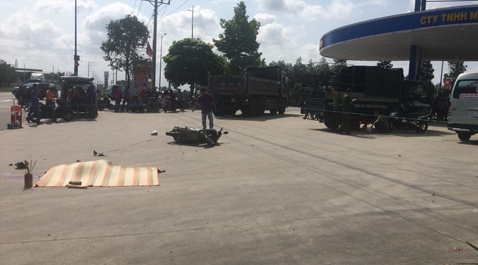 Hiện trường vụ tai nạn giữa xe ben và xe máy khiến cô gái trẻ bị cán tử vong. Hiện trường vụ tai nạn giữa xe ben và xe máy khiến cô gái trẻ bị cán tử vong.