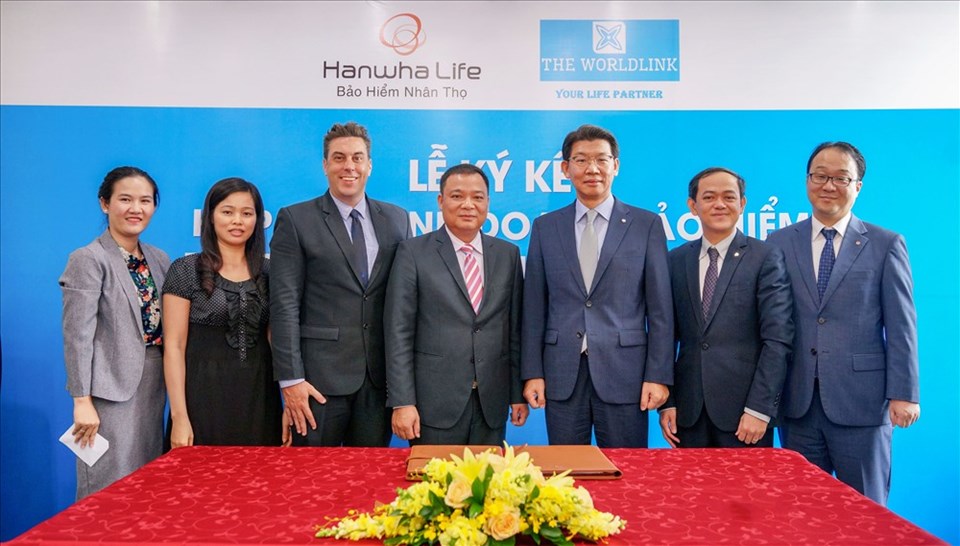 Ông Back Jong Kook (Thứ 3, bìa phải), Chủ tịch Hội đồng thành viên kiêm Tổng giám đốc Hanwha Life Việt Nam, chúc mừng đại diện đối tác Worldlink tại lễ ký kết hợp tác chiến lược. Ông Back Jong Kook (Thứ 3, bìa phải), Chủ tịch Hội đồng thành viên kiêm Tổng giám đốc Hanwha Life Việt Nam, chúc mừng đại diện đối tác Worldlink tại lễ ký kết hợp tác chiến lược.