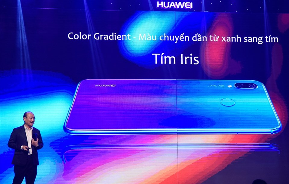 Nova 3i mở bán vào ngày 4.8 với hai màu Tím Iris và Đen, sẽ kèm bộ quà tặng 1,2 triệu đồng cho khách đặt hàng trước đến ngày 3.8. Nova 3i mở bán vào ngày 4.8 với hai màu Tím Iris và Đen, sẽ kèm bộ quà tặng 1,2 triệu đồng cho khách đặt hàng trước đến ngày 3.8.