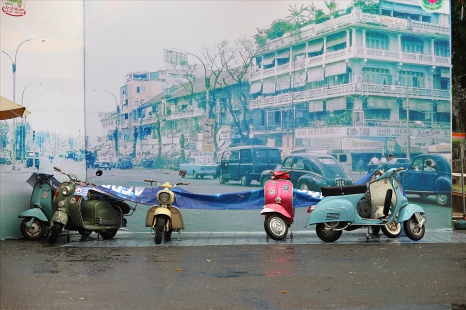 Choáng ngợp với hàng trăm xe cổ xuất hiện trong khung cảnh Sài Gòn xưa Choáng ngợp với hàng trăm xe cổ xuất hiện trong khung cảnh Sài Gòn xưa