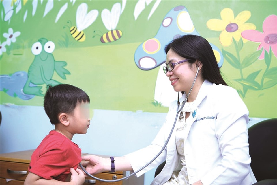 BS Quỳnh tư vấn sức khỏe cho bệnh nhi. BS Quỳnh tư vấn sức khỏe cho bệnh nhi.