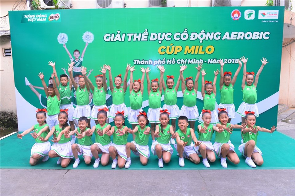 Đội thể dục cổ động trước giờ biểu diễn. Đội thể dục cổ động trước giờ biểu diễn.