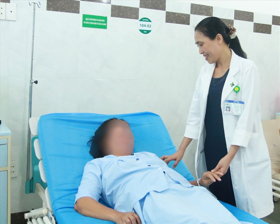 Bác sĩ theo dõi ca bệnh Bác sĩ theo dõi ca bệnh