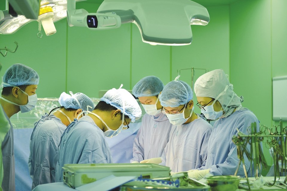 Các bác sĩ đặt stent động mạch vành cho bệnh nhân. Các bác sĩ đặt stent động mạch vành cho bệnh nhân.