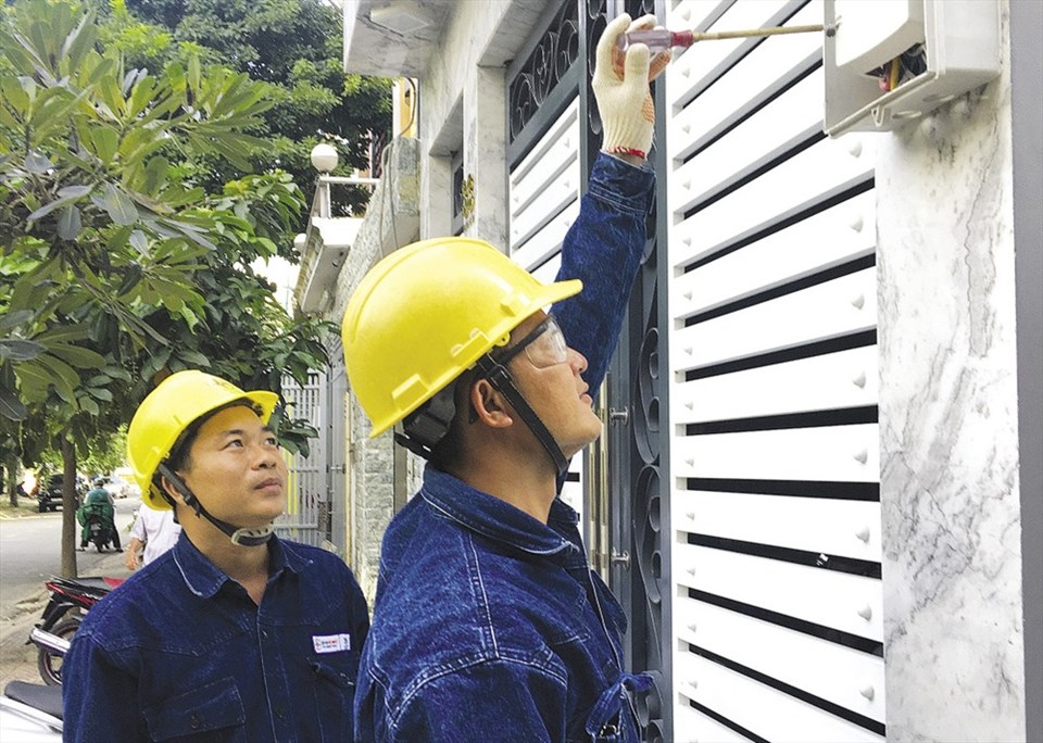 Anh Nguyễn Văn Trọn (bên trái) cùng đồng nghiệp kiểm tra hộp bảo vệ điện kế có gắn kính cường lực. Anh Nguyễn Văn Trọn (bên trái) cùng đồng nghiệp kiểm tra hộp bảo vệ điện kế có gắn kính cường lực.