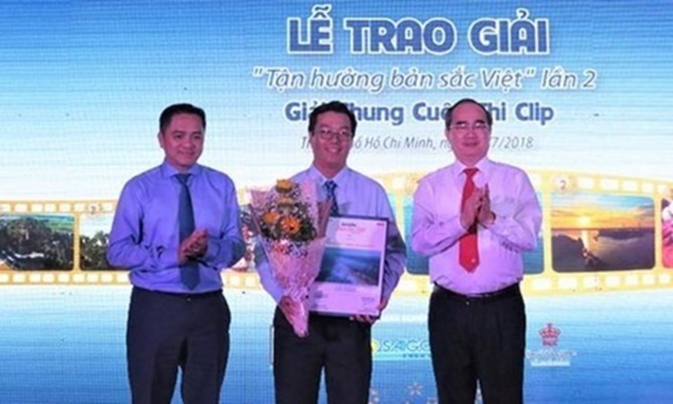 Nguyễn Minh Tân (giữa) được trao giải nhất về clip Nguyễn Minh Tân (giữa) được trao giải nhất về clip