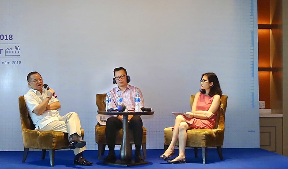 Đại diện một doanh nghiệp Việt Nam (trái) chia sẻ quá trình tìm kiếm trí tuệ nhân tạo để ứng dụng vào lĩnh vực nuôi trồng và chế biến thủy sản. Đại diện một doanh nghiệp Việt Nam (trái) chia sẻ quá trình tìm kiếm trí tuệ nhân tạo để ứng dụng vào lĩnh vực nuôi trồng và chế biến thủy sản.