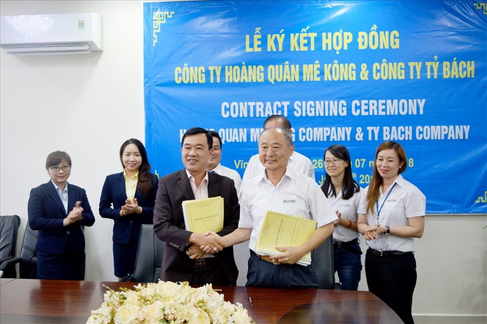 Ông Trương Đình Thảo – TGĐ Hoàng Quân Mê Kông- và Ông Chen Tsao Kang – Giám đốc công ty Tỷ Bách – tại lễ ký kết hợp đồng hợp tác. Ảnh: C.H Ông Trương Đình Thảo – TGĐ Hoàng Quân Mê Kông- và Ông Chen Tsao Kang – Giám đốc công ty Tỷ Bách – tại lễ ký kết hợp đồng hợp tác. Ảnh: C.H