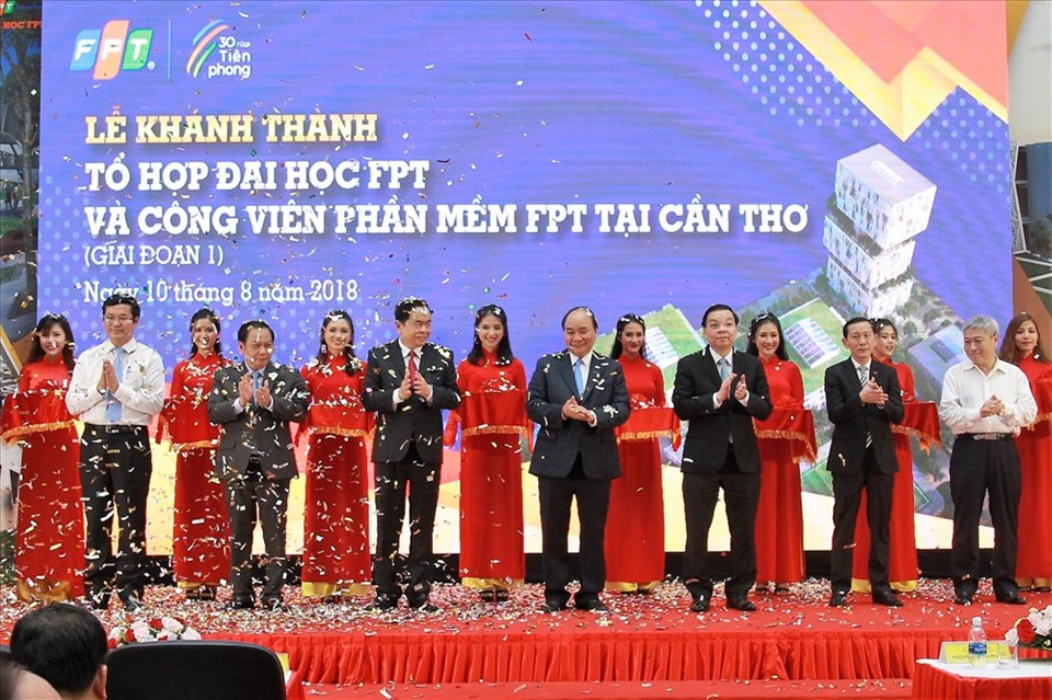 Thủ tướng Nguyễn Xuân Phúc cắt băng khánh thành giai đoạn 1 tổ hợp Đại học và công viên phần mềm FPt tại Cần Thơ. Thủ tướng Nguyễn Xuân Phúc cắt băng khánh thành giai đoạn 1 tổ hợp Đại học và công viên phần mềm FPt tại Cần Thơ.