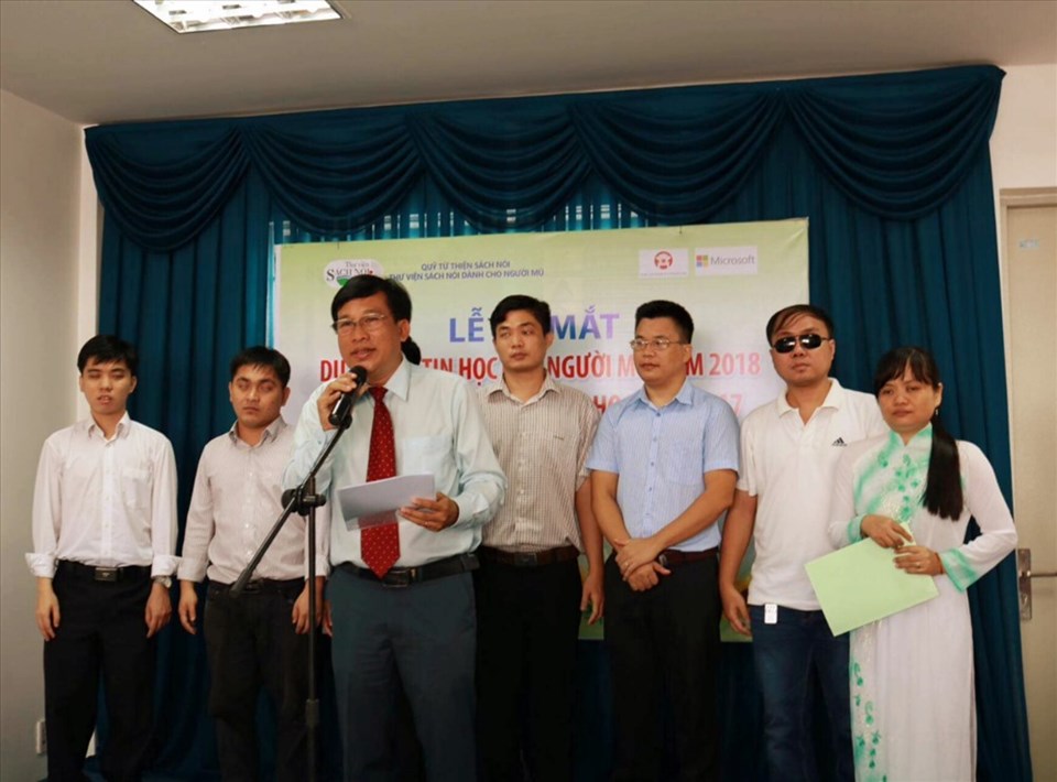 "Dạy tin học cho người mù" là một chương trình có ý nghĩa nhân văn sâu sắc. "Dạy tin học cho người mù" là một chương trình có ý nghĩa nhân văn sâu sắc.