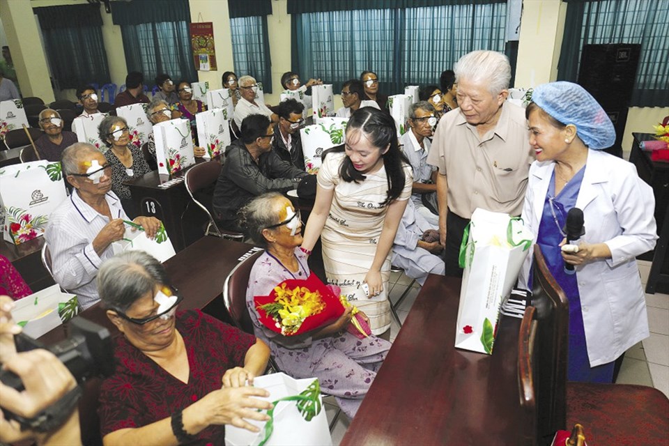 Đại diện Việt Hưng Phát, bệnh viện và Hội BTBNN ân cần tặng quà cho bệnh nhân. Đại diện Việt Hưng Phát, bệnh viện và Hội BTBNN ân cần tặng quà cho bệnh nhân.