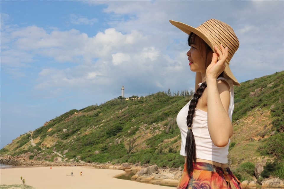Đứng trên Hải Đăng có thể ngắm nhìn toàn cảnh bãi biển Bãi Môn Đứng trên Hải Đăng có thể ngắm nhìn toàn cảnh bãi biển Bãi Môn