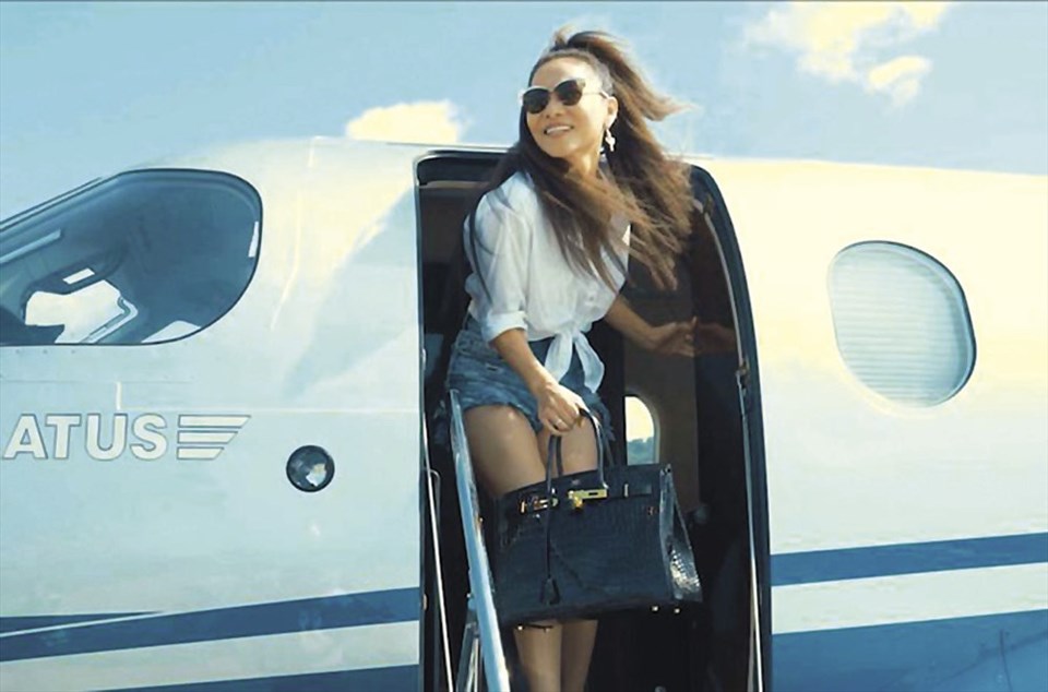 Thu Minh khiến dư luận chú ý khi đưa phi cơ riêng, "bạch dinh" của gia đình vào làm bối cảnh trong MV mới. Ảnh: T. L. Thu Minh khiến dư luận chú ý khi đưa phi cơ riêng, "bạch dinh" của gia đình vào làm bối cảnh trong MV mới. Ảnh: T. L.