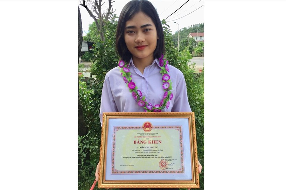 Nữ sinh đất Hồng Lam được tuyển thẳng vào 7 trường Đại học Nữ sinh đất Hồng Lam được tuyển thẳng vào 7 trường Đại học