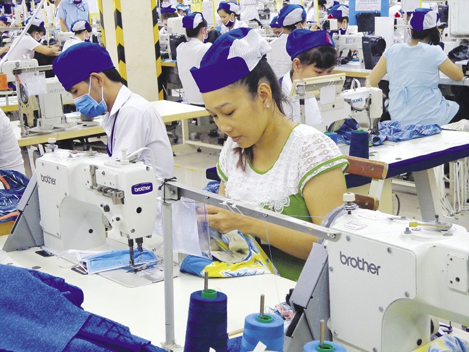 Cô công nhân trẻ Kim Trang luôn miệt mài với công việc. Cô công nhân trẻ Kim Trang luôn miệt mài với công việc.