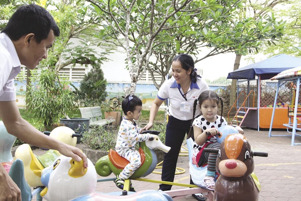 Người lao động Công ty Yazaki EDS Việt Nam tranh thủ giờ giải lao sang trường mầm non sát bên thăm con. Người lao động Công ty Yazaki EDS Việt Nam tranh thủ giờ giải lao sang trường mầm non sát bên thăm con.