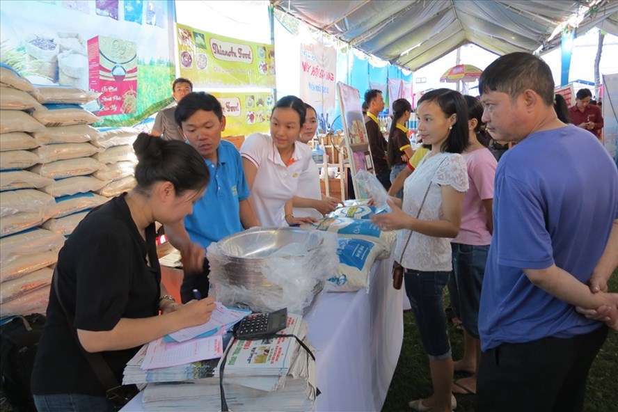 Đoàn viên mua gạo sạch, giá ưu đãi tại Ngày hội đoàn viên do CĐ các KCN Bình Dương tổ chức. Ảnh: L.T