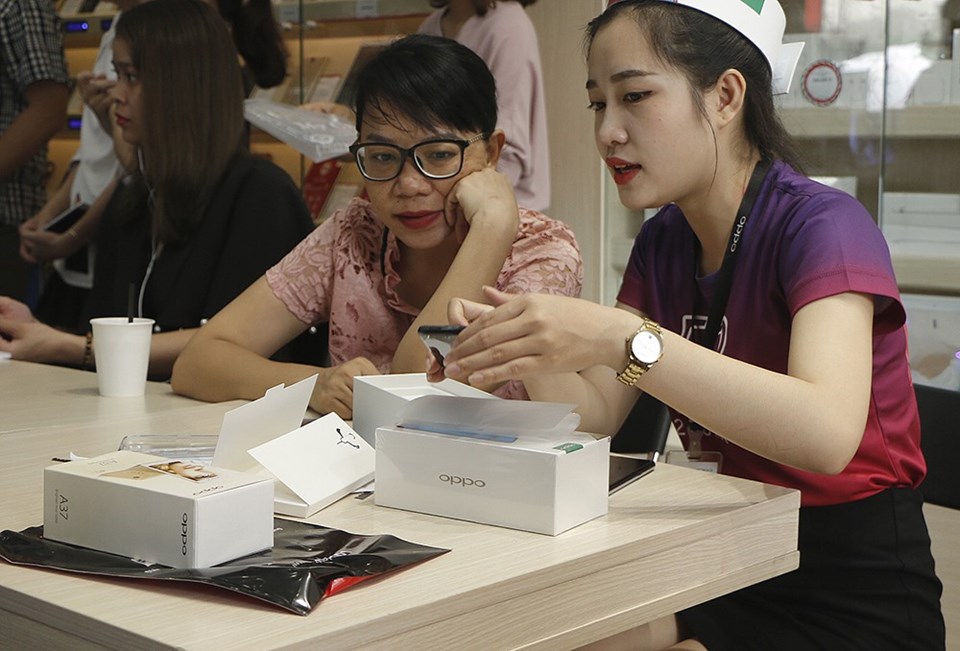 Khách nhận hàng tại FPT Shop. Khách nhận hàng tại FPT Shop.