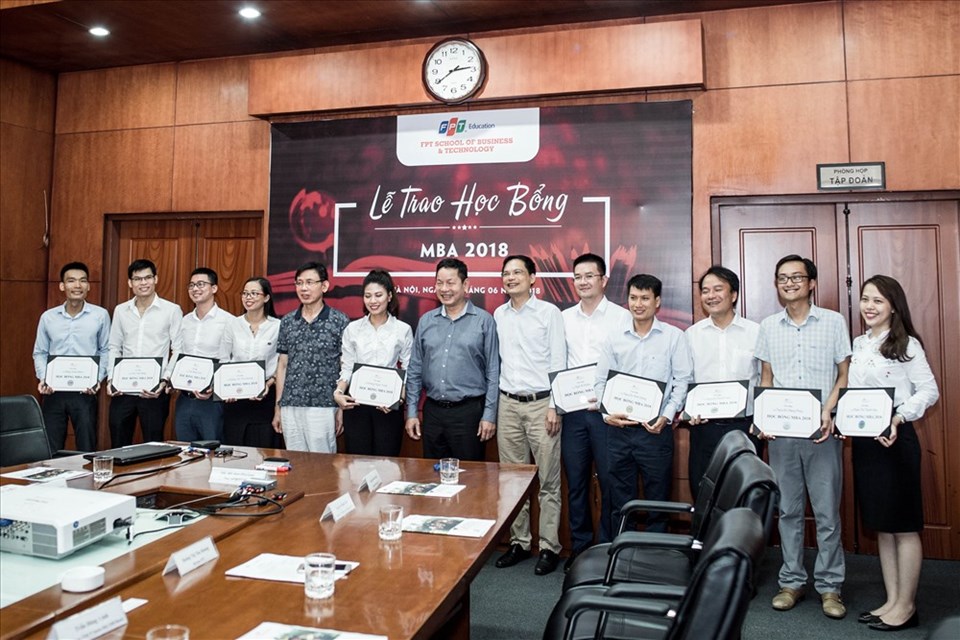 Chủ tịch FPT Trương Gia Bình trao học bổng cho các ứng viên xuất sắc đợt 1 năm 2018. Chủ tịch FPT Trương Gia Bình trao học bổng cho các ứng viên xuất sắc đợt 1 năm 2018.