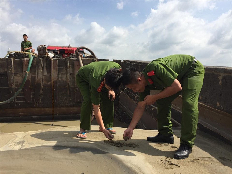 Một vụ khai thác cát trái phép trên sông Đồng Nai bị bắt giữ Một vụ khai thác cát trái phép trên sông Đồng Nai bị bắt giữ