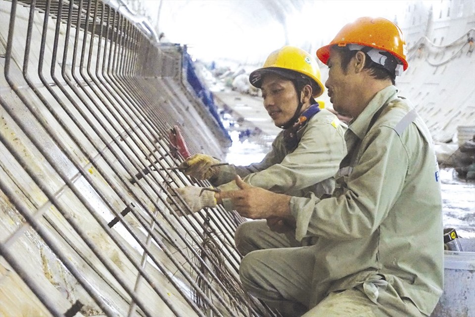 Công nhân đang thi công các lối đi, hành lang an toàn trong đường hầm metro. Ảnh: M.Q Công nhân đang thi công các lối đi, hành lang an toàn trong đường hầm metro. Ảnh: M.Q