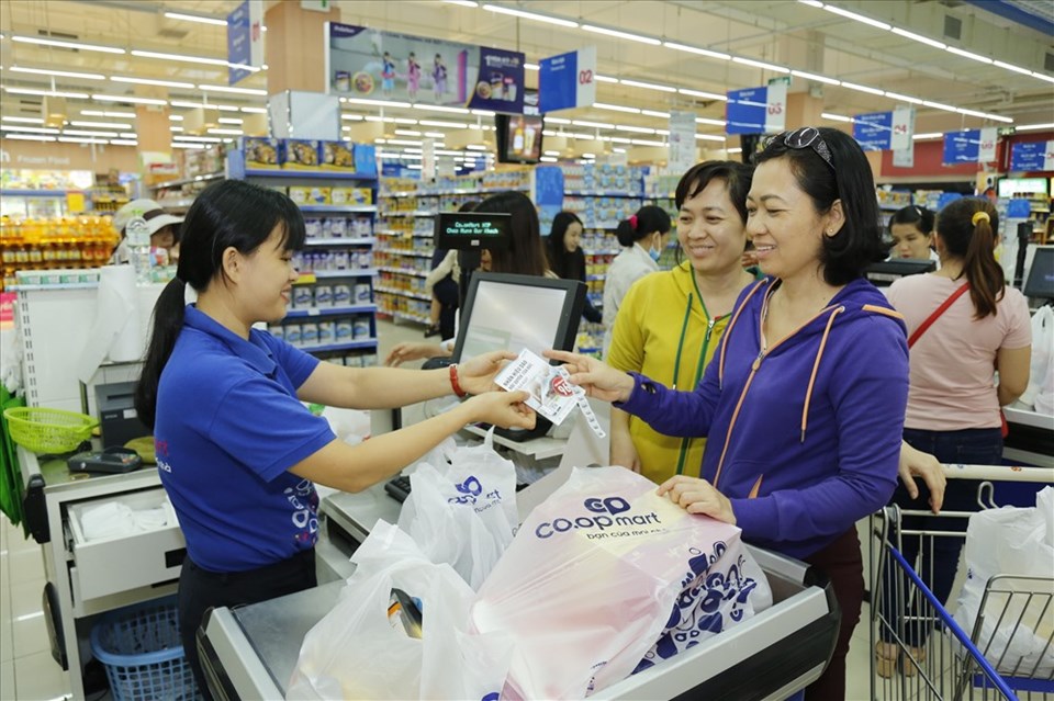 Khách hàng tham gia Tích tem tại Siêu thị Co.opmart. Khách hàng tham gia Tích tem tại Siêu thị Co.opmart.