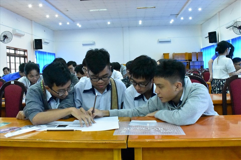 Các em học sinh chia thành từng nhóm và bàn bạc đưa ra chiến lược mua hàng cho đội của mình Các em học sinh chia thành từng nhóm và bàn bạc đưa ra chiến lược mua hàng cho đội của mình