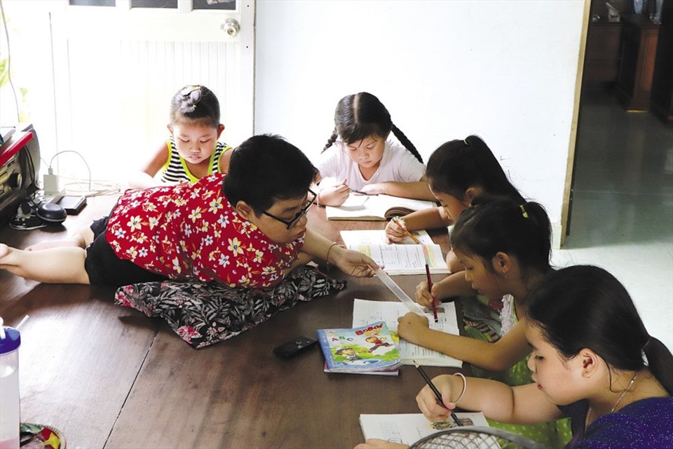Lớp học tình thương của "thiên thần không đôi chân" Huỳnh Thanh Thảo đã tiếp thêm động lực để các em học sinh ấp Ràng cố gắng học hơn. Ảnh: MP Lớp học tình thương của "thiên thần không đôi chân" Huỳnh Thanh Thảo đã tiếp thêm động lực để các em học sinh ấp Ràng cố gắng học hơn. Ảnh: MP