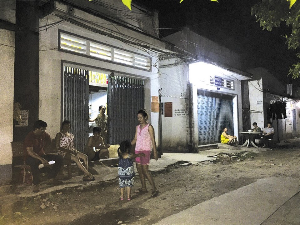 Công nhân ra ngoài hiên ngồi hóng mát để tiết kiệm tiền điện - Ảnh: L.T Công nhân ra ngoài hiên ngồi hóng mát để tiết kiệm tiền điện - Ảnh: L.T