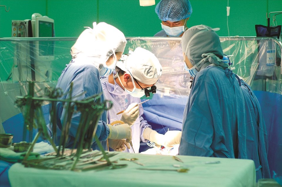 Ê kíp bác sĩ đang phẫu thuật nội soi tim. Ê kíp bác sĩ đang phẫu thuật nội soi tim.