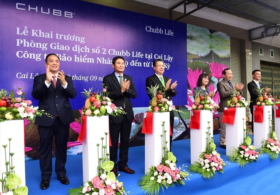 Đại diện Chubb Life Việt Nam cắt băng khai trương văn phòng kinh doanh mới tại Cai Lậy. Đại diện Chubb Life Việt Nam cắt băng khai trương văn phòng kinh doanh mới tại Cai Lậy.