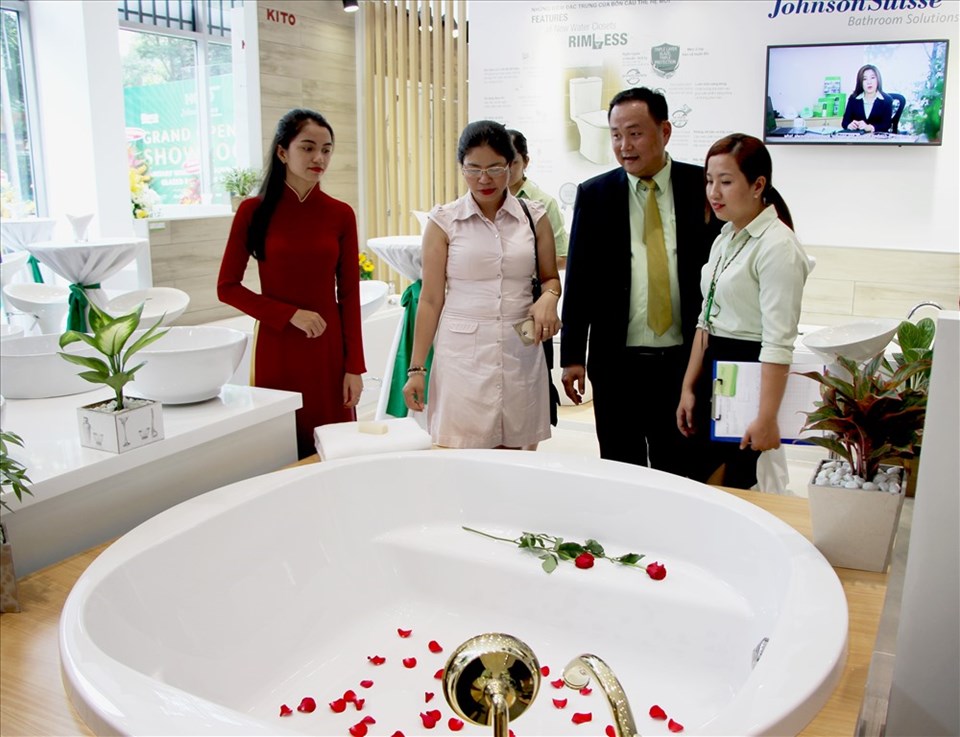 Các kiến trúc sư, khách hàng trải nghiệm ở Coffee Lounge và showroom. Các kiến trúc sư, khách hàng trải nghiệm ở Coffee Lounge và showroom.