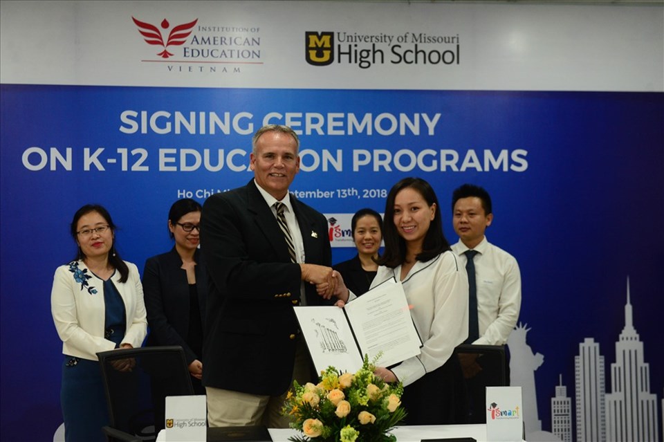 Việc ký kết giữa IAE và Trường ĐH Đại học Missouri, cơ hội lấy bằng Tú tài Hoa Kỳ và du học Mỹ đã mở ra trước mắt các em học sinh trung học Việt Nam với chi phí tiết kiệm. Ảnh: T.S Việc ký kết giữa IAE và Trường ĐH Đại học Missouri, cơ hội lấy bằng Tú tài Hoa Kỳ và du học Mỹ đã mở ra trước mắt các em học sinh trung học Việt Nam với chi phí tiết kiệm. Ảnh: T.S