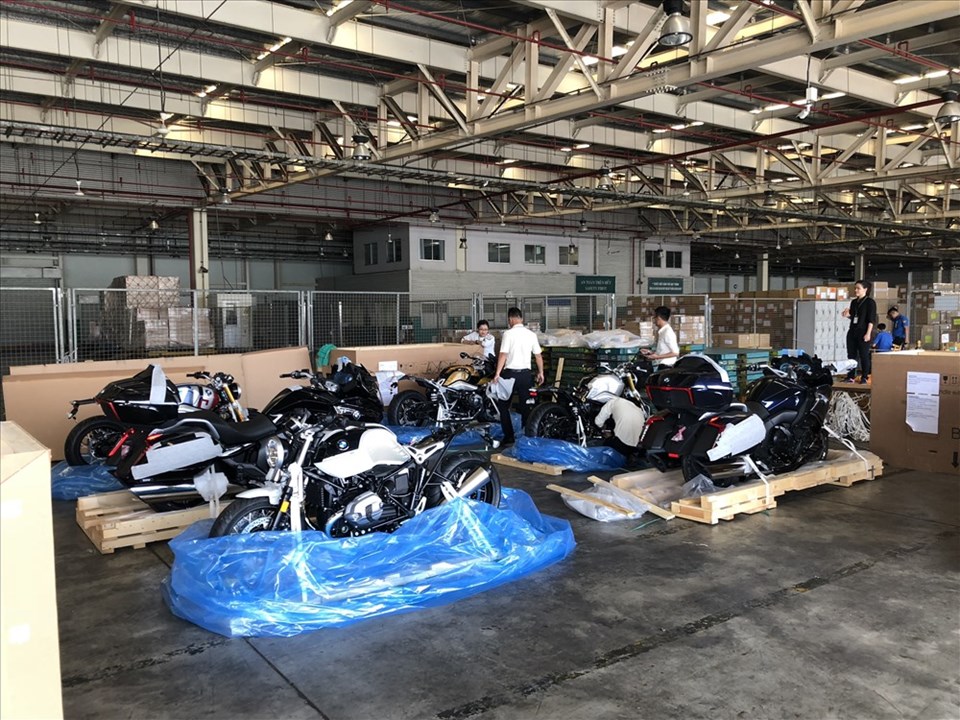 Lô xe BMW Motorrad vừa được khui thùng để làm thủ tục thông quan Lô xe BMW Motorrad vừa được khui thùng để làm thủ tục thông quan