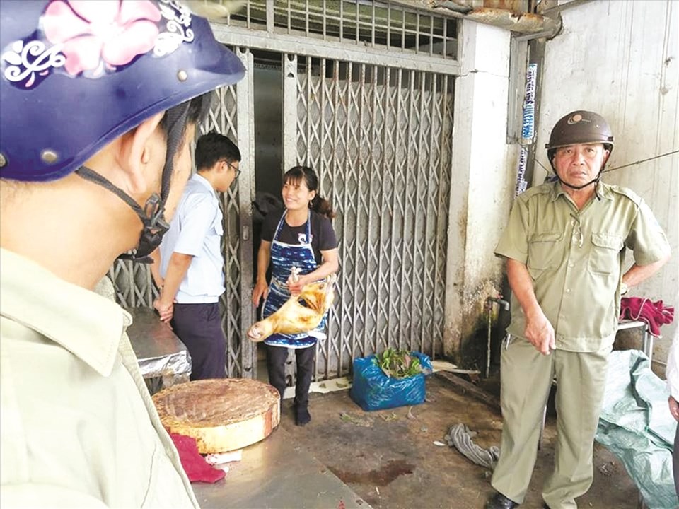 Cơ quan chức năng xử lý vi phạm trong buôn bán thịt chó. Cơ quan chức năng xử lý vi phạm trong buôn bán thịt chó.
