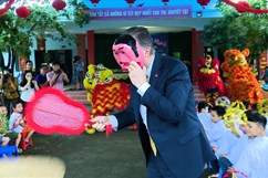Lạ lẫm hình ảnh Đại sứ Hoa Kỳ đóng chú Tễu, vẽ mặt nạ Trung thu cùng trẻ em Việt Nam