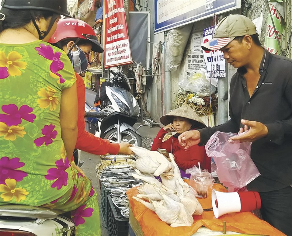Người dân mua gà không đầu tại chợ tự phát bên hông chợ Bình Triệu (quận Thủ Đức, TPHCM). Ảnh: MINH QUÂN Người dân mua gà không đầu tại chợ tự phát bên hông chợ Bình Triệu (quận Thủ Đức, TPHCM). Ảnh: MINH QUÂN