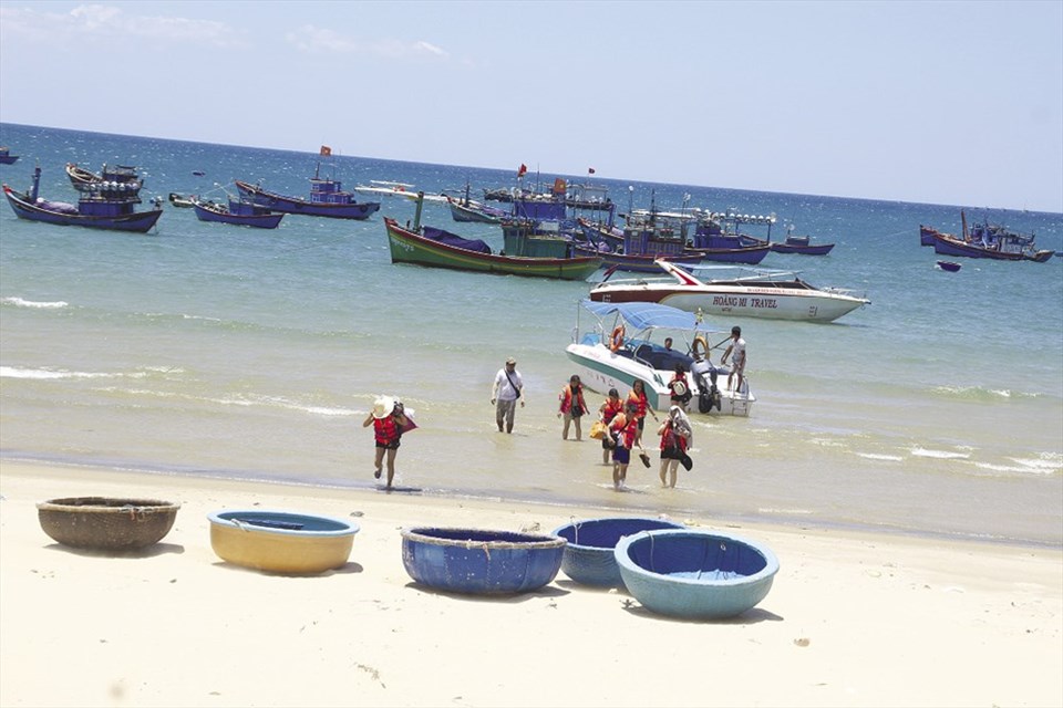 Ngày càng có nhiều du khách chọn Nhơn Lý là điểm đến trong hành trình của mình. Ảnh: N.T Ngày càng có nhiều du khách chọn Nhơn Lý là điểm đến trong hành trình của mình. Ảnh: N.T