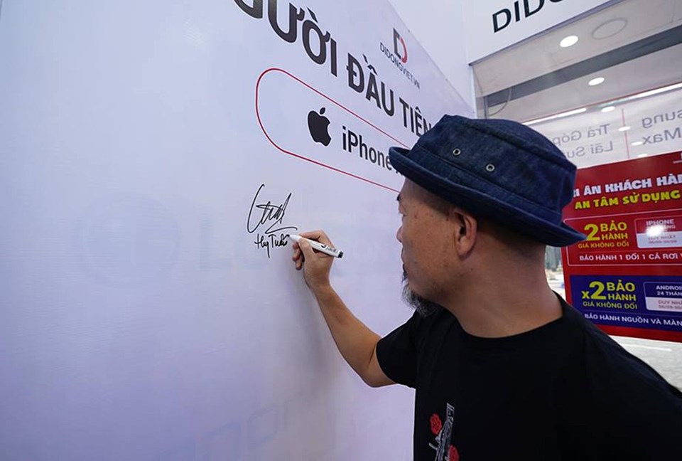 Nhạc sĩ Huy Tuấn kí lên bảng là người đầu tiên sở hữu iPhone 2018 tại Di Động Việt. Nhạc sĩ Huy Tuấn kí lên bảng là người đầu tiên sở hữu iPhone 2018 tại Di Động Việt.