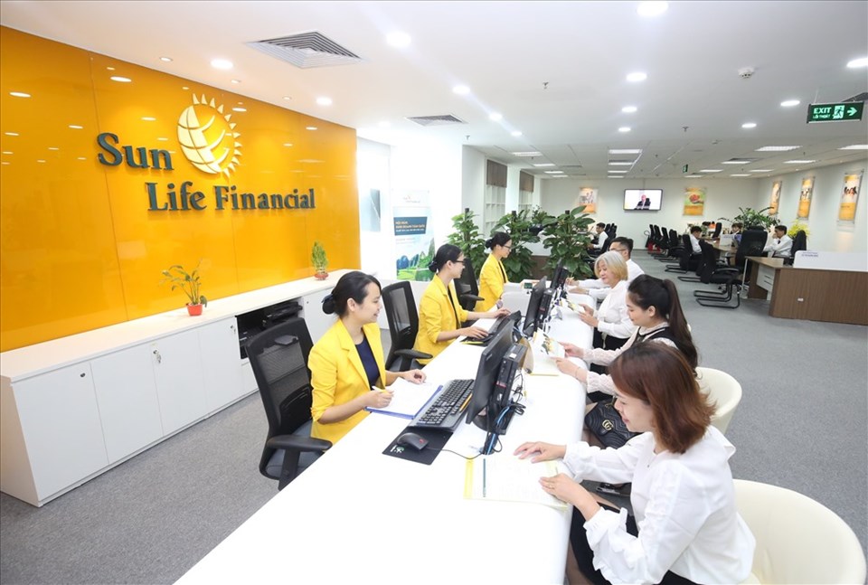 Khách hàng giao dịch tại Trung tâm Kinh doanh và Dịch vụ Khách hàng Sun Life Việt Nam Khách hàng giao dịch tại Trung tâm Kinh doanh và Dịch vụ Khách hàng Sun Life Việt Nam