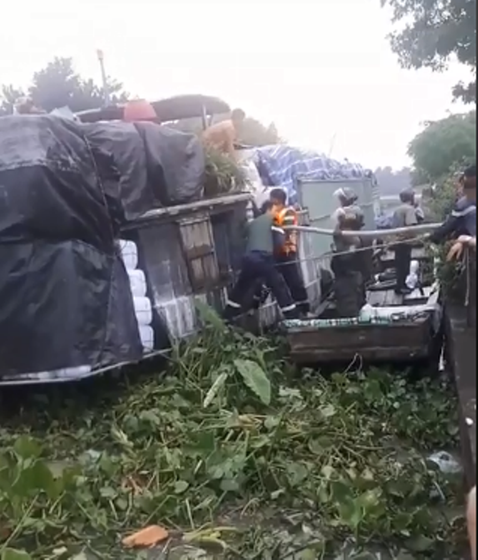 Công an lên thuyền khống chế nam thanh niên và giải cứu người phụ nữ, đưa đến bệnh viện cấp cứu. Công an lên thuyền khống chế nam thanh niên và giải cứu người phụ nữ, đưa đến bệnh viện cấp cứu.