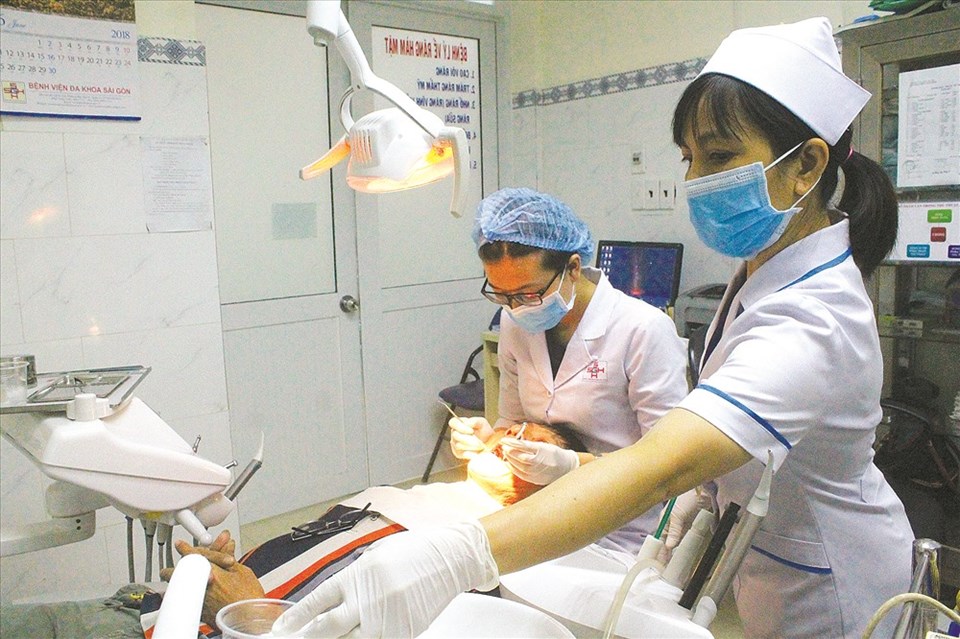 Bác sĩ đang thực hiện quy trình tẩy trắng răng cho bệnh nhân. Bác sĩ đang thực hiện quy trình tẩy trắng răng cho bệnh nhân.