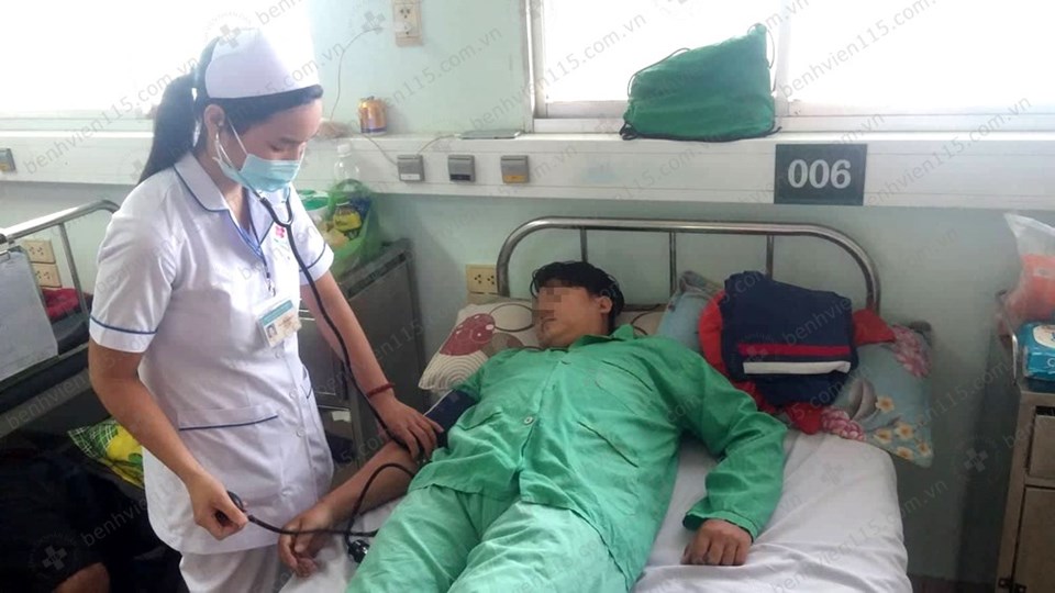 Nam thanh niên bị rách dạ dày do biểu diễn nuốt kiếm. Ảnh: Bệnh viện Nhân dân 115 Nam thanh niên bị rách dạ dày do biểu diễn nuốt kiếm. Ảnh: Bệnh viện Nhân dân 115